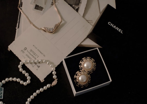 vintage CHANEL clip-on earrings / pearlescent / CC