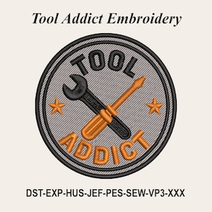 Puede incluir: Un parche bordado circular con fondo gris y borde negro. Muestra una llave inglesa negra y un destornillador naranja cruzados en el centro, flanqueados por dos estrellas naranjas. El texto dice Tool Addict Embroidery y DST-EXP-HUS-JEF-PES-SEW-VP3-XXX.