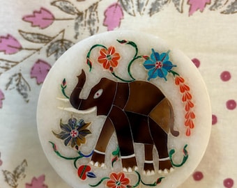 手作りの大理石の象のジュエリーボックス：花の石の象嵌、インドの記念