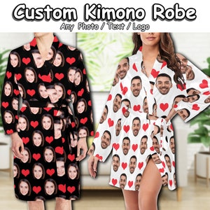 Könnte beinhalten: Zwei personalisierte Kimono-Roben mit einem sich wiederholenden Muster aus Gesichtern und roten Herzen. Der Text "Custom Kimono Robe" und "Any Photo / Text / Logo" befindet sich oben im Bild.
