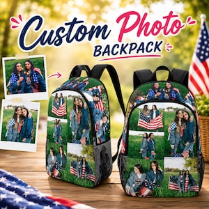 Könnte beinhalten: Zwei Rucksäcke mit individuellem Fotodesign. Die Rucksäcke zeigen eine Collage von Fotos von zwei Personen mit einer amerikanischen Flagge. Die Worte "Custom Photo Backpack" sind kursiv geschrieben.