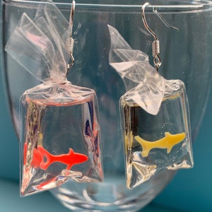 Goldfisch in a bag Baumeln Ohrringe, Funky, Fun Ohrringe, Maß Ohrringe