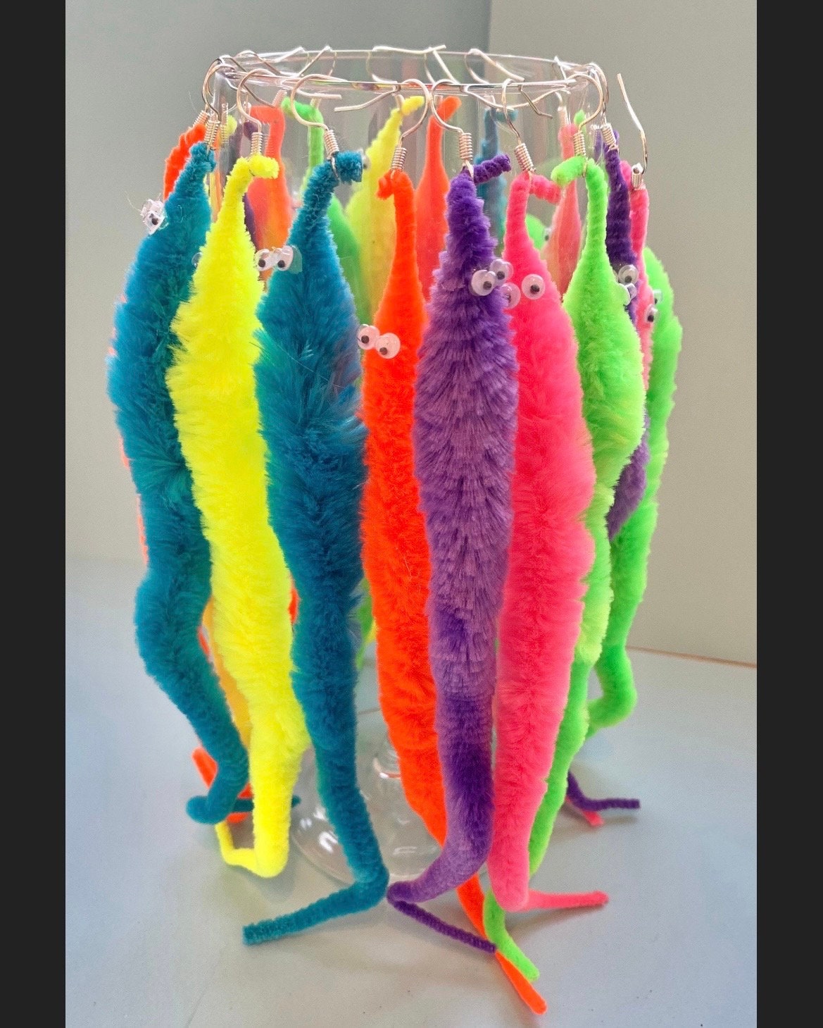Wurm an einer Schnur baumeln Ohrringe, Spaß und funky, schrullig und ungewöhnlich