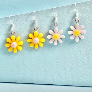 Daisy Mini - hermosa flor, pendientes colgantes blancos y amarillos divertidos y originales, originales y extravagantes #verano #aniversario #cumpleaños #jardinero