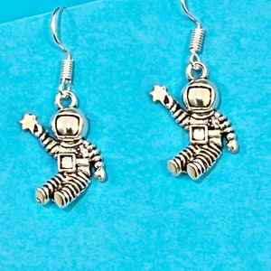 Orecchini pendenti Spaceman, Astronauta, Luna, Stelle, Spazio Orecchini divertenti e funky.