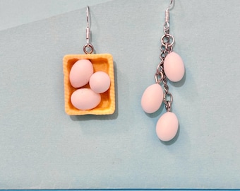 Boucles d'oreilles pendantes en forme de panier d'oeufs : bijoux alimentaires originaux en résine