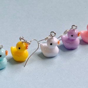 Boucles d&#39;oreilles « Hook a Duck », pendantes, funky, amusantes, décalées Super mignonnes et originales, rose/aqua/jaune/blanc/violet amoureux des #animaux !