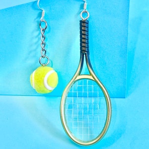 Tennisracket en bal bungelen oorbel, sportief, funky, eigenzinnig en origineel