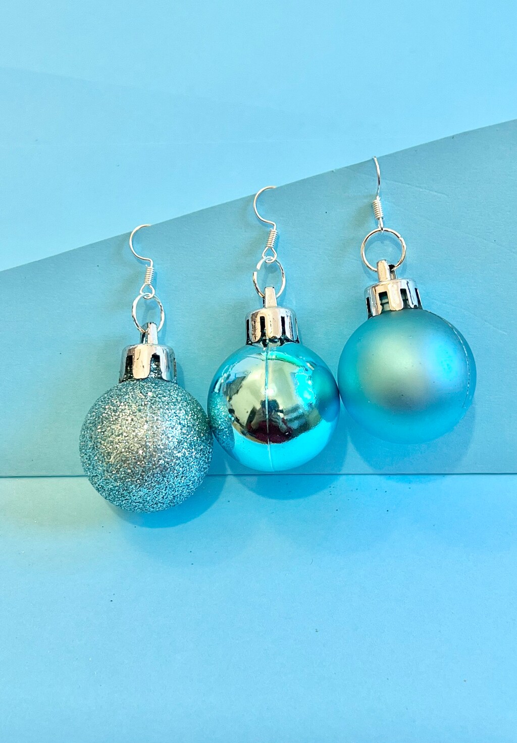 Orecchini Di Natale In Acrilico Colorato – WOWORAMA – Divertenti A Forma Di Sfera Luminosa – Regalo Festivo In Scatola Regalo