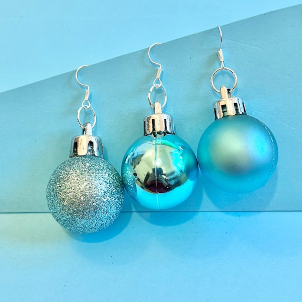 Blaue Weihnachtskugel-Ohrringe: Lustige Feiertags-Ohrringe