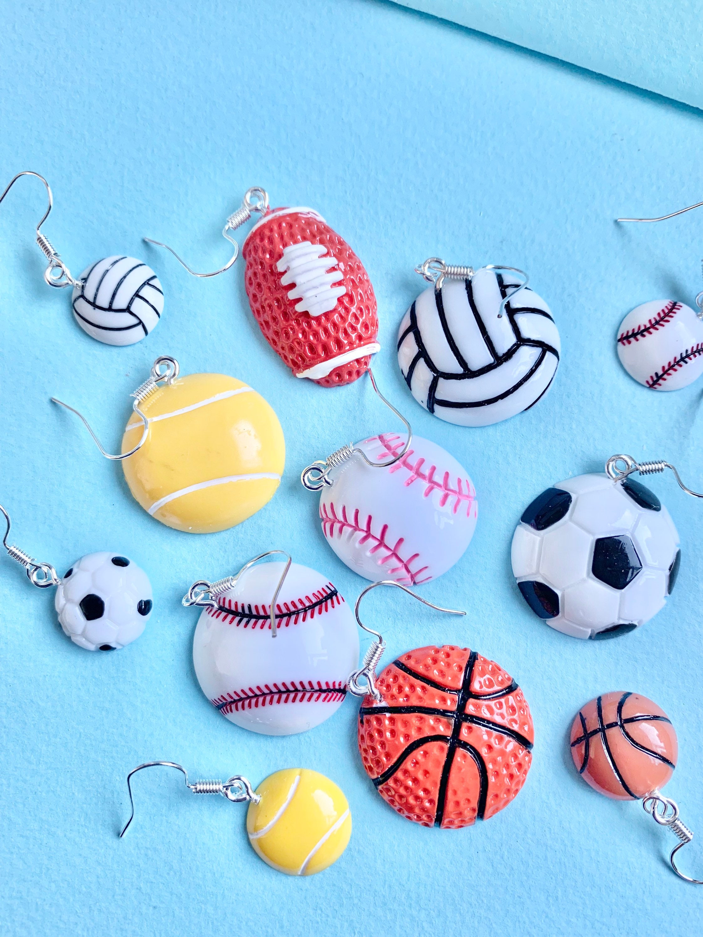 Calcio, tennis, baseball, basket, pallavolo, orecchini pendenti con pallina da rugby, fondo piatto, non rotondo, divertente, originale, eccentrico, #sport - Italia