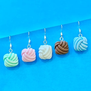 Orecchini pendenti in filato di lana, orecchini pendenti con palline di lana, amanti della maglia e dell&#39;uncinetto! Funky, divertenti, carini e originali