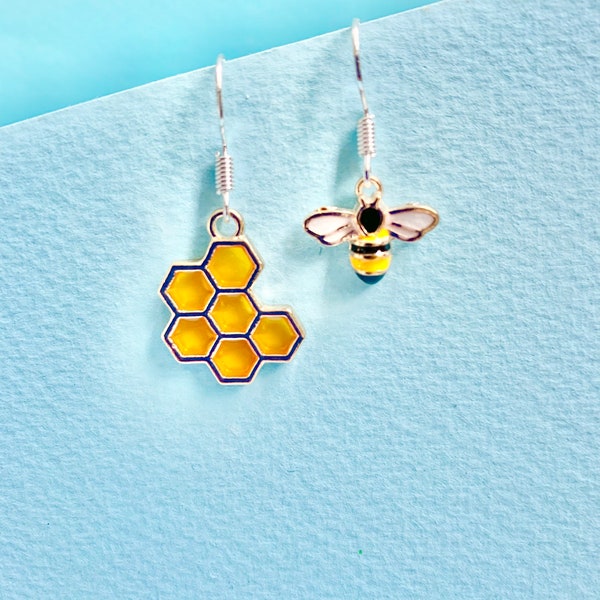 Bumble Bee en Honeycomb Dangle Oorbellen, Funky, Fun, Sierlijke, Delicate en Eigenzinnige Oorbellen