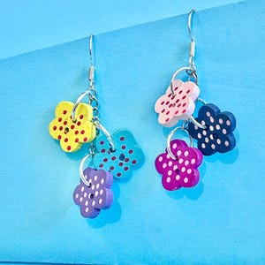 Bottone Dotty Flower Cluster Orecchini pendenti luminosi, carini, divertenti, originali, eccentrici e originali