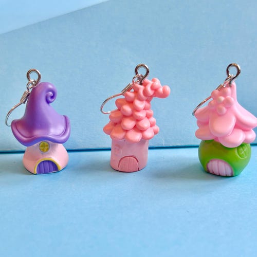 Orecchini pendenti a forma di omino di pan di zenzero: gioielli natalizi in pasta polimerica - Italia