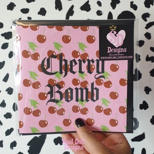 Cherry Bomb-leuke kaart voor alle gelegenheden VK, fruitkaart, Pink Cherry Print Sassy Quote Verjaardagskaart voor beste vriendin, zus, vriendin