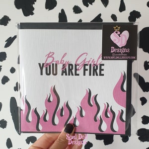 Baby Girl You Are Fire-Fun All Occasions Card pour son Royaume-Uni, Juste parce que carte, Flammes de feu roses, Citation impertinente, Carte d’anniversaire pour la meilleure amie, Sœur