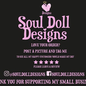 Puede incluir: Texto rosa sobre fondo negro que dice "Soul Doll Designs" con una corona sobre la palabra "Designs". El texto debajo dice "&iquest;Te encanta tu pedido? Publica una foto y etiqu&eacute;tame. Ver a todos mis clientes felices me har&iacute;a el d&iacute;a. Por favor, deja una rese&ntilde;a." El texto en la parte inferior dice "@SOULDOLLDESIGNS SOULDOLLDESIGNS GRACIAS POR APOYAR MI PEQUE&Ntilde;O NEGOCIO".