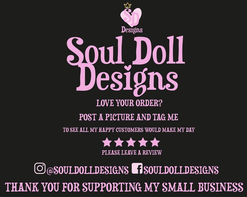 Puede incluir: Texto rosa sobre fondo negro que dice "Soul Doll Designs" con una corona sobre la palabra "Designs". El texto debajo dice "&iquest;Te encanta tu pedido? Publica una foto y etiqu&eacute;tame. Ver a todos mis clientes felices me har&iacute;a el d&iacute;a. Por favor, deja una rese&ntilde;a." El texto en la parte inferior dice "@SOULDOLLDESIGNS SOULDOLLDESIGNS GRACIAS POR APOYAR MI PEQUE&Ntilde;O NEGOCIO".