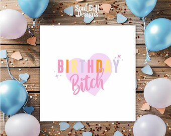 Puede incluir: Una tarjeta blanca con un corazón rosa que dice "Birthday Bitch" en letras de arcoíris. La tarjeta está rodeada de globos azules y rosas y confeti.