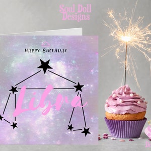 Puede incluir: Una tarjeta de cumplea&ntilde;os de color rosa y morado con tem&aacute;tica de galaxia con una constelaci&oacute;n zodiacal de Libra negra y el texto "Feliz cumplea&ntilde;os".