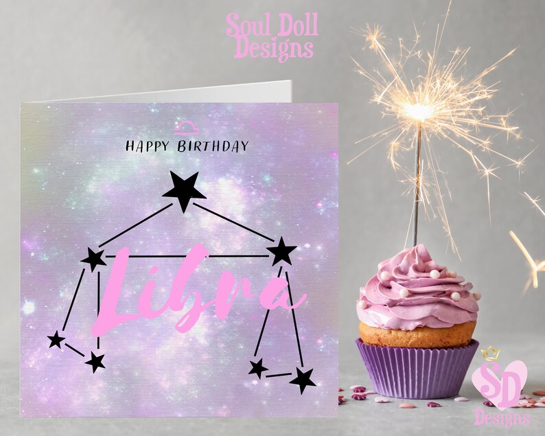 Puede incluir: Una tarjeta de cumplea&ntilde;os de color rosa y morado con tem&aacute;tica de galaxia con una constelaci&oacute;n zodiacal de Libra negra y el texto "Feliz cumplea&ntilde;os".