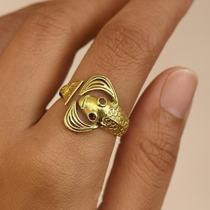 14k Fish Ring, Gold Statement Ring Band, Delicate Christian Rings for Women, Tiny Emerald Fish Ring, Fish Jewelry