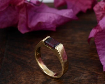 Elegant Handmade Gold Ring with Rectangular Garnet Gemstone – Minimalist Unisex Jewelry, Unique Statement Piece, Perfect Gift Idea