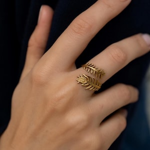 Pfauenfeder Messingring, verstellbarer Boho Ring, vergoldeter Natur inspirierter Schmuck, handgemachter Statement Ring für Frauen