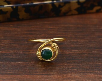 Anillo de latón hecho a mano con ónix verde, envuelto en alambre dorado, joyería bohemia ajustable.