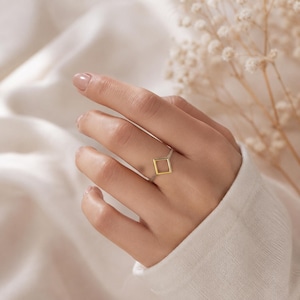 Anillo minimalista con forma de diamante, anillo geométrico de latón, banda abierta con diamantes, anillo apilable moderno, regalo sencillo para el día a día para ella.