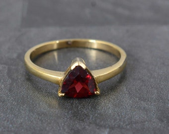 Anillo de granate trillón, anillo minimalista de piedra preciosa roja, anillo de latón dorado hecho a mano, delicado anillo de promesa, joyería de piedra natal de enero, regalo para ella.