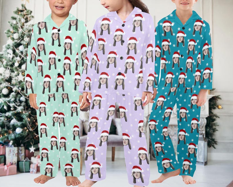 K&ouml;nnte beinhalten: Drei Personen tragen passende Pyjamas mit einem Weihnachtsmotiv. Die Pyjamas sind lila, blau und gr&uuml;n mit einem wei&szlig;en Schneeflockenmuster. Jedes Pyjama-Set zeigt ein anderes Gesicht auf dem Stoff.