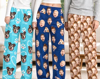 Pode incluir: Três pares de calças de descanso com estampas fotográficas personalizadas. O par esquerdo é azul claro com rostos de cães e pegadas. O meio é azul escuro com rostos humanos. O direito é bege com um padrão repetido de rostos humanos.