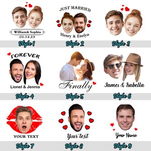 Pu&ograve; includere: Nove diversi stili di modelli di foto personalizzati per coppie. I modelli presentano una variet&agrave; di design, tra cui cuori, testo e immagini di coppie. Il testo include "Just Married", "Forever", "Finally" e "Your Text".