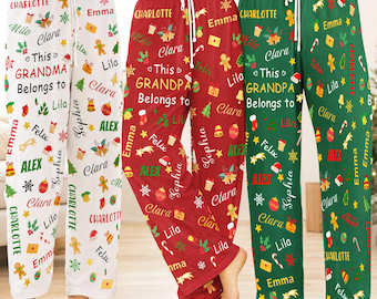 Pode incluir: Três calças de pijama em branco, vermelho e verde, cada uma com cordão na cintura e um padrão repetitivo de ícones de Natal e nomes como Charlotte, Emma, Milo, Clara, Felix, Lila, Sophia e Alex, com o texto This GRANDMA Belongs to ou This GRANDPA Belongs to.