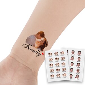 Pu&ograve; includere: Un set di tatuaggi temporanei che mostrano una foto di coppia a forma di cuore con la parola "Finally" scritta sotto. I tatuaggi sono stampati su carta bianca e vengono forniti in un pacchetto da 24.