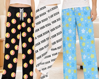 Pode incluir: Três calças de pijama. O par da esquerda é preto com círculos amarelos contendo raios vermelhos. O par do meio é branco com o texto preto repetido YOUR DESIGN. O par da direita é azul claro com estrelas amarelas e brancas.