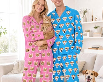 Pode incluir: Um conjunto de pijama rosa de manga comprida com um padrão repetitivo de caras de gato laranja e um conjunto azul de manga comprida com um padrão de caras de cão castanhas e brancas, ambos com camisa de botões e calças a combinar.