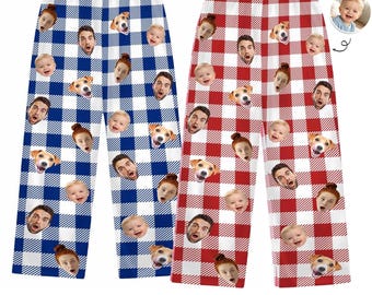 Pode incluir: Dois pares de calças de descanso com um padrão xadrez em azul e branco ou vermelho e branco. O tecido é estampado com retratos fotográficos personalizados repetidos de vários rostos, incluindo adultos, crianças e um cão, na superfície.