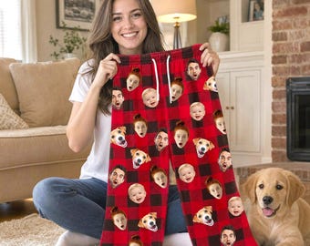 Pode incluir: Calças de descanso aos quadrados vermelhos e pretos com uma impressão fotográfica personalizada repetida de vários rostos e de um cão. As calças têm um cordão branco na cintura elástica e um corte descontraído com vários retratos.