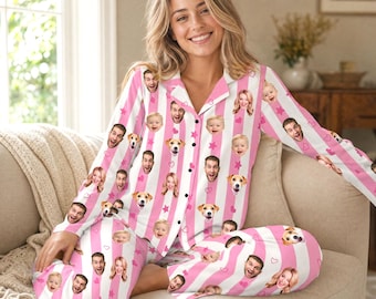 Pode incluir: Um conjunto de pijama de manga comprida com botões e calças a condizer, com um padrão repetitivo de riscas verticais cor-de-rosa e brancas, intercaladas com pequenos corações cor-de-rosa, estrelas e vários rostos fotográficos de pessoas e um cão.