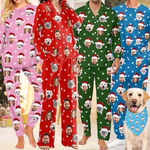 K&ouml;nnte beinhalten: Vier Personen tragen passende Weihnachtspyjamas mit einem festlichen Muster aus Schneeflocken und Weihnachtsm&uuml;tzen. Die Pyjamas zeigen ein sich wiederholendes Bild eines Gesichts. Ein Hund mit einem passenden Bandana ist im Vordergrund.