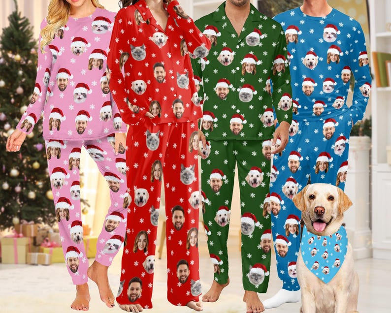 K&ouml;nnte beinhalten: Vier Personen tragen passende Weihnachtspyjamas mit einem festlichen Muster aus Schneeflocken und Weihnachtsm&uuml;tzen. Die Pyjamas zeigen ein sich wiederholendes Bild eines Gesichts. Ein Hund mit einem passenden Bandana ist im Vordergrund.