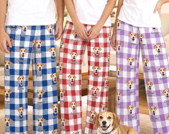 Pode incluir: Três calças de pijama com um padrão repetitivo de uma cara de cão e o nome Cooper. Um par tem um padrão de xadrez azul e branco, outro um padrão de xadrez vermelho e branco e outro um padrão de xadrez roxo e branco.