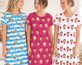 Pode incluir: Três camisolas de manga curta com estampas fotográficas personalizadas. A primeira é listrada de azul e branco com rostos de cães e pegadas. A segunda é rosa com um padrão de rostos humanos e caninos. A terceira é branca com corações vermelhos e rostos humanos.