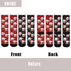K&ouml;nnte beinhalten: Ein Paar rot-schwarze Weihnachtssocken mit einem Schneeflockenmuster und einem sich wiederholenden Bild eines Gesichts, das eine Weihnachtsm&uuml;tze tr&auml;gt. Die Socken werden von vorne und hinten gezeigt. Der Text "Socks" befindet sich oben im Bild. Der Text "Front" befindet sich unter der Vorderansicht der Socken. Der Text "Back" befindet sich unter der R&uuml;ckansicht der Socken. Der Text "Unisex" befindet sich unten im Bild.