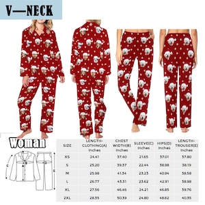 K&ouml;nnte beinhalten: Roter und wei&szlig;er Pyjama mit V-Ausschnitt und langer Hose. Der Pyjama hat ein sich wiederholendes Muster aus einem Gesicht einer Person, die eine Weihnachtsm&uuml;tze tr&auml;gt. Die Gr&ouml;&szlig;entabelle zeigt die Ma&szlig;e in Zoll f&uuml;r XS, S, M, L, XL und 2XL.