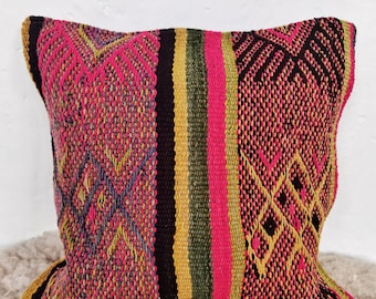 ペルーのアップサイクル刺繍入りポレラ生地を使用したハンドメイドの