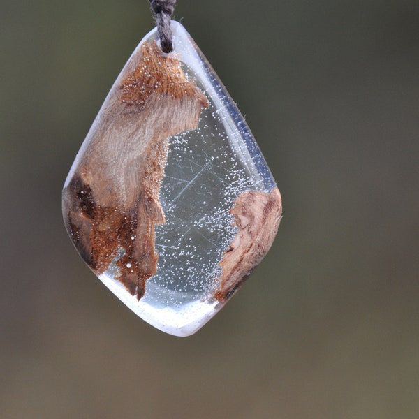 Collier résine époxy et bois. Pendentif résine transparente et bois